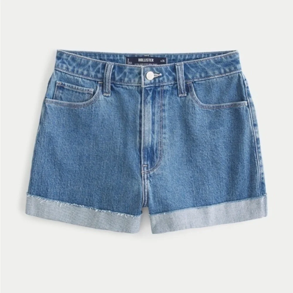 Hollister Curvy Ultra High Rise Button Fly Mom Jeans 1 / 25